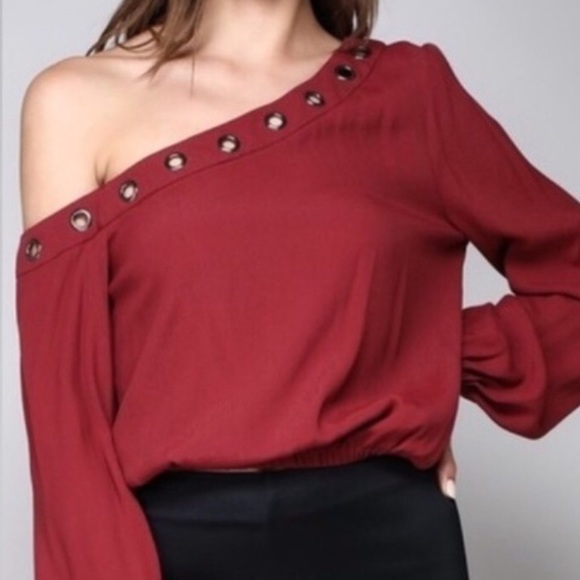 LAST 1❤️Beautiful Off The Shoulder Grommet Blouse - Picture 3 of 6